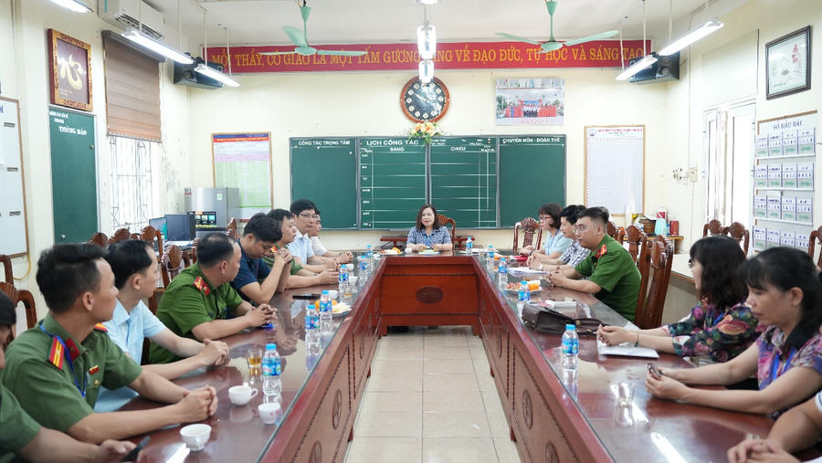 Bên cạnh đó, để bảo đảm an toàn tuyệt đối cho kỳ thi, sáng ngày 28/5/2026, Đội CC&CNCH khu vực số 23 phối hợp với UBND xã Dương Hòa kiểm tra an toàn Phòng cháy chữa cháy và cứu nạn cứu hộ tại các điểm thi trên địa bàn xã Dương Hòa.