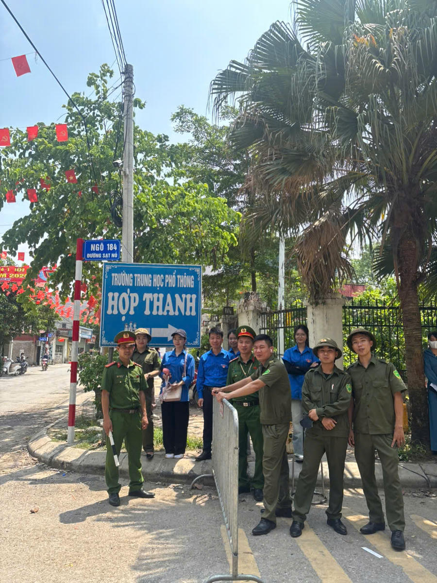 Công an xã Mỹ Đức phối hợp với Đoàn Thanh niên bảo đảm an ninh trật tự vòng ngoài điểm thi.