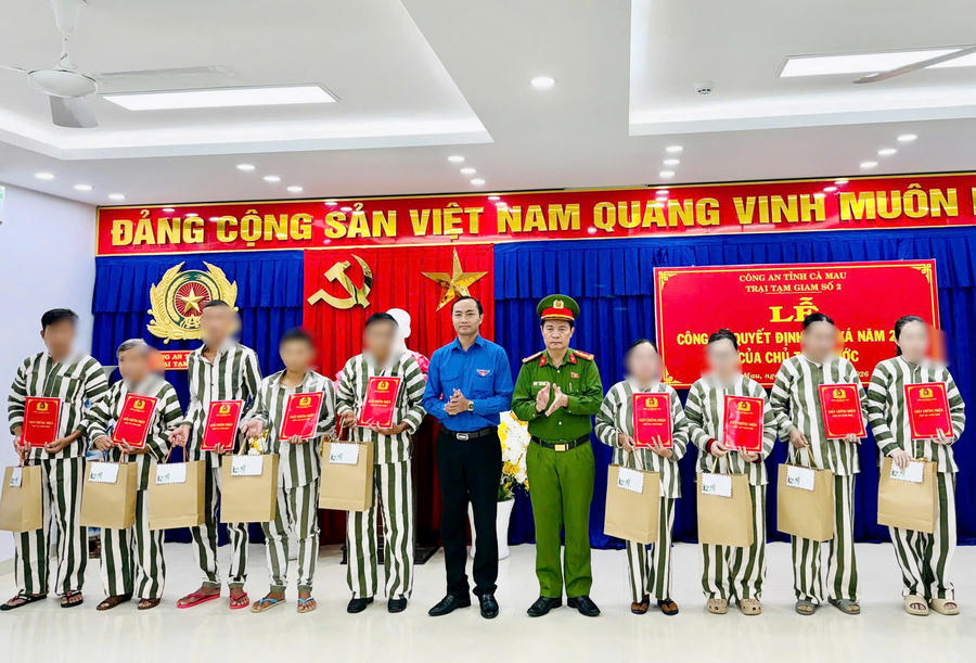 Đại tá Bùi Xuân Khởi - Phó Giám đốc Công an tỉnh Cà Mau và ông Phạm Tuấn Tài - Phó Chủ tịch Ủy ban MTTQ Việt Nam tỉnh, Bí thư Tỉnh đoàn trao Quyết định đặc xá và quà chúc mừng các phạm nhân được đặc xá tại Trại tạm giam số 2.