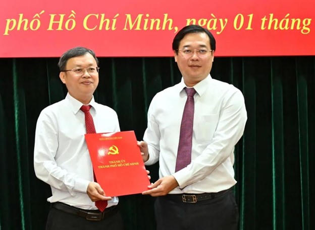 Phó Bí thư Thường trực Thành ủy TP HCM Lê Quốc Phong trao quyết định tiếp nhận, điều động, chỉ định cho ông Nguyễn Xuân Hoàng