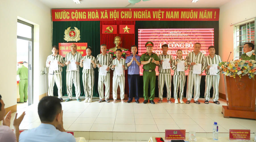 Thừa ủy quyền, lãnh đạo Công an tỉnh và lãnh đạo Viện KSND tỉnh trao quyết định đặc xá của Chủ tịch nước, căn cước và chứng chỉ nghề cho các trường hợp được đặc xá. Thừa ủy quyền, lãnh đạo Công an tỉnh và lãnh đạo Viện KSND tỉnh trao quyết định đặc xá của Chủ tịch nước, căn cước và chứng chỉ nghề cho các trường hợp được đặc xá.