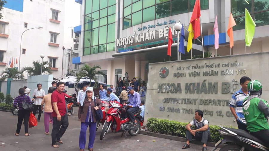 Khu vực trước cửa Khoa khám bệnh&nbsp;Bệnh viện Nhân dân 115 - TP HCM luôn quá tải.