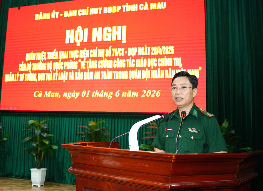 Đại tá Phạm Minh Giang - Bí thư Đảng ủy, Chính ủy Ban Chỉ huy BĐBP tỉnh Cà Mau phát biểu chỉ đạo, giao nhiệm vụ cho các cơ quan, đơn vị thực hiện nghiêm Chỉ thị số 76.