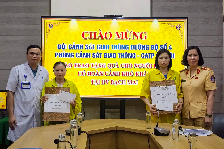 Trung tá Nguyễn Thị Trung, Phó Đội trưởng Đội CSGT đường bộ số 4 trao quà cho bệnh nhi có hoàn cảnh khó khăn.