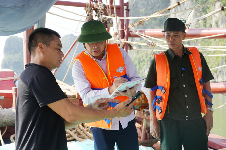 Tổ công tác liên ngành tuyên truyền, hướng dẫn các chủ tàu, thuyền nghề cá chấp hành nghiêm các quy định về sử dụng và neo đậu phương tiện thủy.