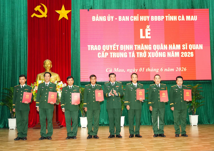 Đại tá Hà Văn Thanh - Chỉ huy trưởng Ban Chỉ huy BĐBP tỉnh Cà Mau trao quyết định thăng quân hàm cấp Trung tá cho sĩ quan.