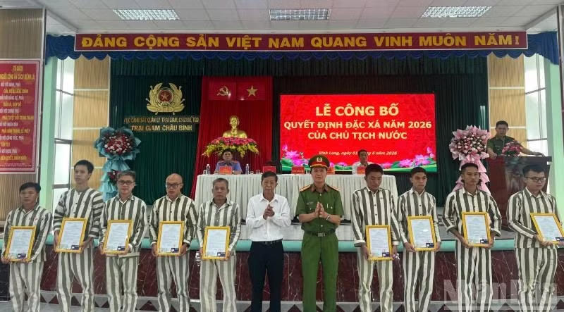 Đại biểu tham dự buổi lễ trao quyết định đặc xá cho các phạm nhân tại Vĩnh Long.