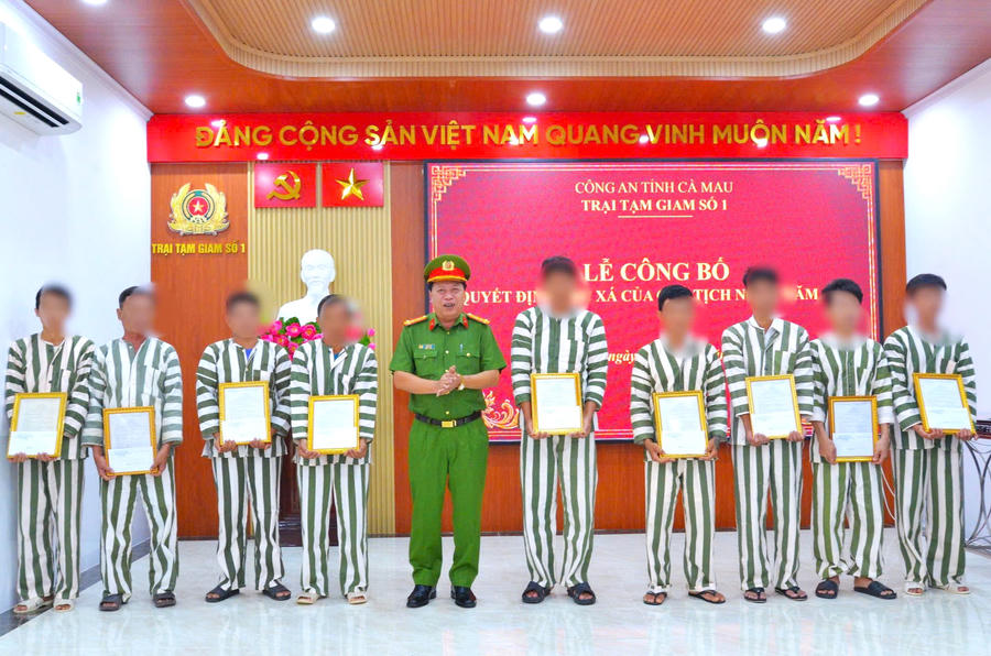 Đại tá Võ Minh Trí - Trưởng phòng Thi hành án hình sự và hỗ trợ tư pháp Công an tỉnh Cà Mau trao Quyết định đặc xá và quà chúc mừng các phạm nhân được đặc xá tại Trại tạm giam số 2.