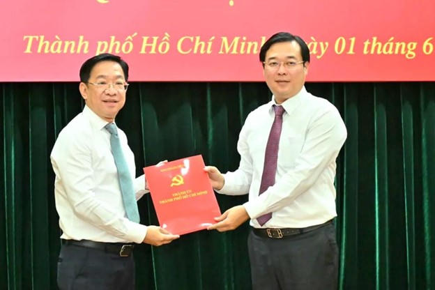Phó Bí thư Thường trực Thành ủy TPHCM Lê Quốc Phong trao quyết định điều động, chỉ định cho ông Lê Trần Kiên