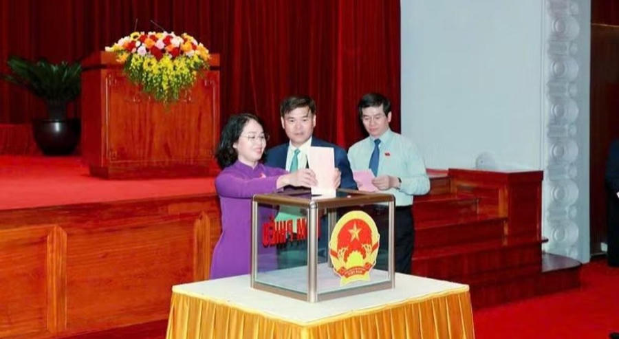 Các đại biểu bỏ phiếu bầu Phó Chủ tịch HĐND tỉnh và Ủy viên UBND tỉnh Quảng Ninh.