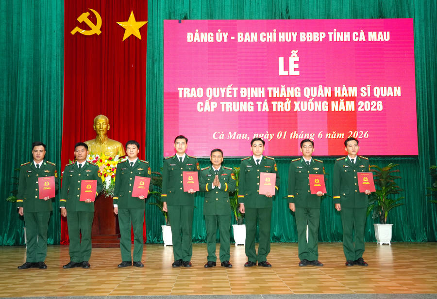 Đại tá Nguyễn Quang Hà - Phó Chính ủy Ban Chỉ huy BĐBP tỉnh Cà Mau trao quyết định thăng quân hàm cấp Đại úy cho sĩ quan.
