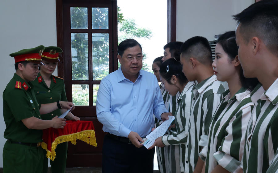 Phó Thủ tướng Thường trực Phạm Gia Túc trao quyết định đặc xá - Ảnh: VGP