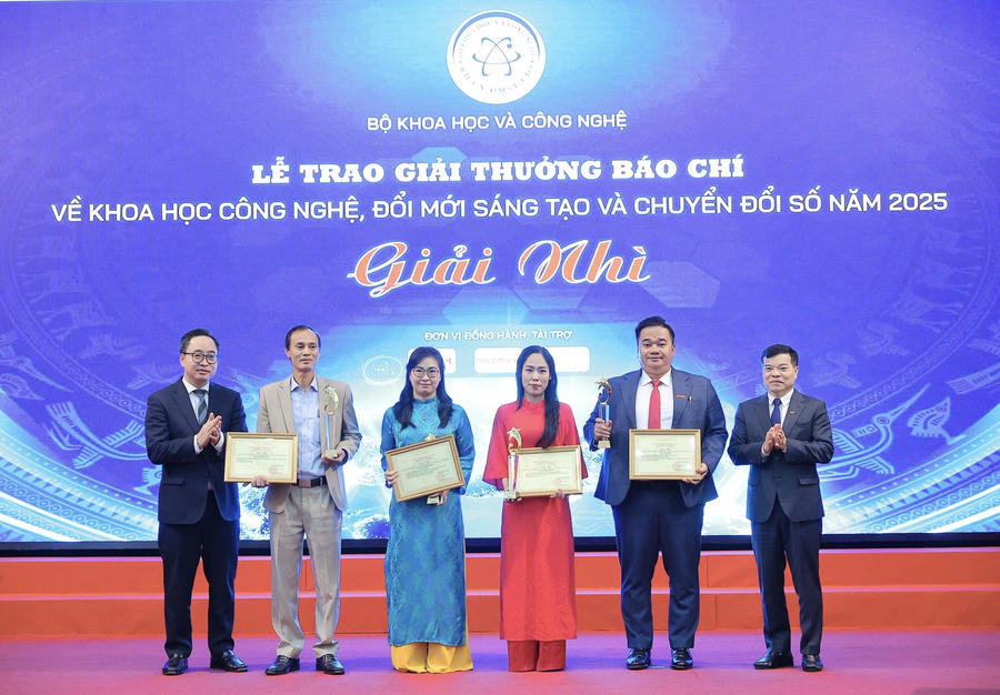 Nhà báo Nguyễn Duy Khương (thứ 2 từ phải sang) nhận Giải Nhì Giải thưởng Báo chí do Bộ Khoa học và Công nghệ tổ chức.