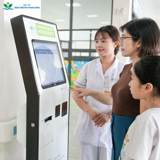 Hệ thống đăng ký khám bệnh tự động tại Bệnh viện Nhi Trung ương cơ sở 2 giúp rút ngắn thời gian chờ đợi, nâng cao trải nghiệm khám chữa bệnh cho trẻ em và gia đình. (Ảnh: BVCC)