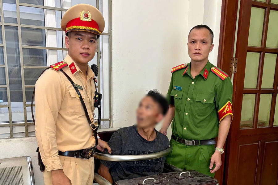 Đối tượng được khống chế, bàn giao cơ quan công an để xử lý.