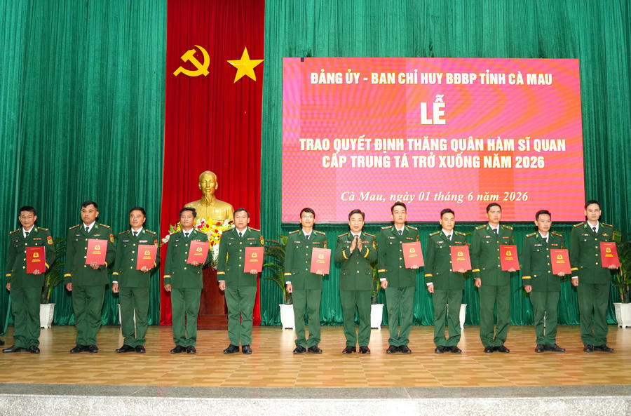 Đại tá Phạm Minh Giang trao quyết định thăng quân hàm cấp Thiếu tá cho sĩ quan.