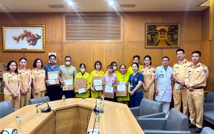 Đoàn công tác Đội CSGT đường bộ số 4 thăm hỏi các bệnh nhi tại Khoa Nhi, Bệnh viện Bạch Mai.
Đoàn công tác Đội CSGT đường bộ số 4 thăm hỏi các bệnh nhi tại Khoa Nhi, Bệnh viện Bạch Mai.