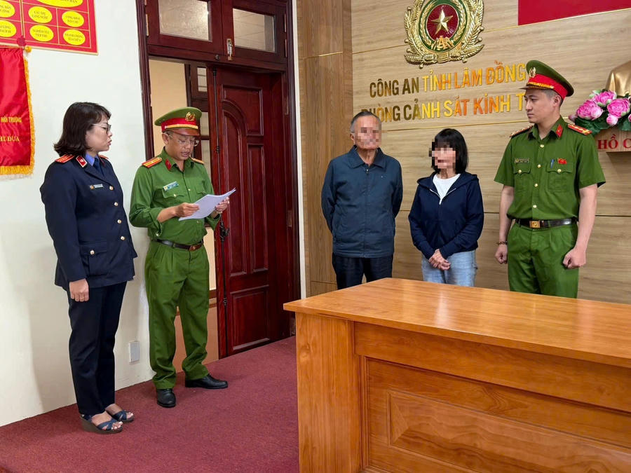 Vợ chồng chủ cửa hàng thời trang tại phường Xuân Hương - Đà Lạt bị khởi tố vì gắn nhãn hiệu giả lên các sản phẩm áo khoác để kinh doanh. Ảnh: Công an cung cấp