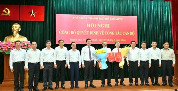 Phó Bí thư Thường trực Thành ủy TPHCM chúc mừng các đồng chí nhận nhiệm vụ mới