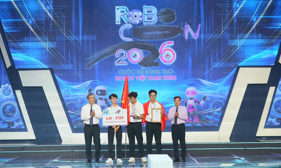 Đội LH-FOF của Trường Đại học Lạc Hồng nhận cúp vô địch Robocon Việt Nam 2026. (Ảnh: Bộ KH&CN)