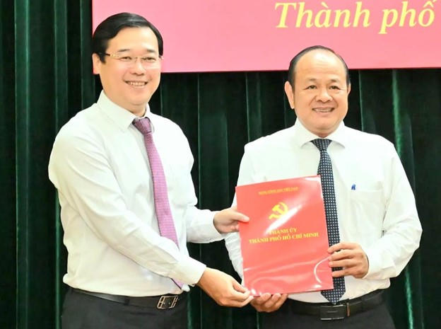 Phó Bí thư Thường trực Thành ủy TP HCM Lê Quốc Phong (bên trái) trao quyết định điều động cho ông Nguyễn Minh Chánh. Phó Bí thư Thường trực Thành ủy TP HCM Lê Quốc Phong (bên trái) trao quyết định điều động cho ông Nguyễn Minh Chánh.