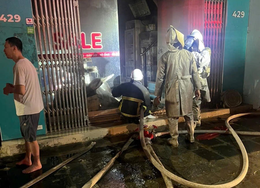 Lực lượng Cảnh sát PCCC&CNCH triển khai công tác chữa cháy.