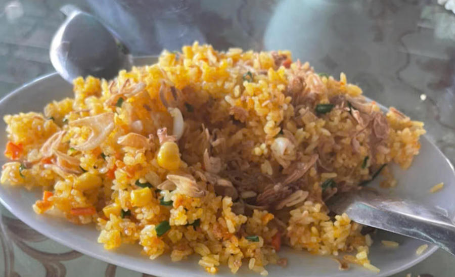 Đĩa cơm rang hải sản 150 nghìn đồng nhưng không thấy hải sản đâu.