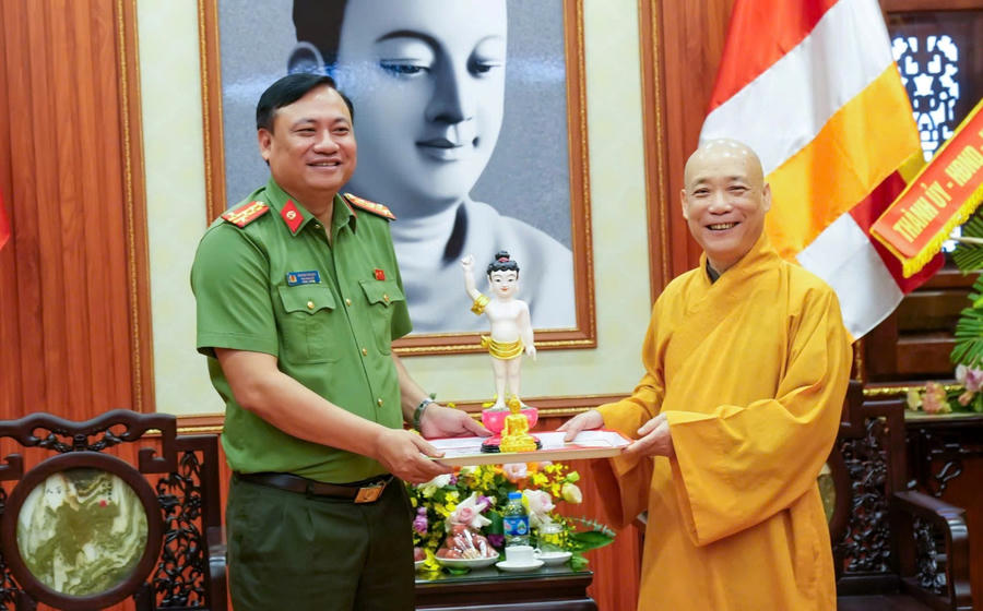 Thay mặt Đảng ủy, Ban Giám đốc Công an thành phố Hà Nội, Đại tá Nguyễn Tiến Đạt, Phó Giám đốc gửi lời kính chúc mừng Đại lễ Phật đản Phật lịch 2570 - Dương lịch 2026 tới Trung ương Giáo hội Phật giáo Việt Nam và Ban Trị sự Giáo hội Phật giáo Việt Nam thành phố Hà Nội.