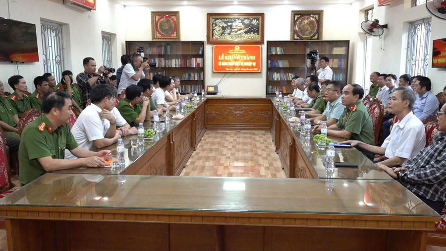 Lễ khánh thành tủ sách cộng đồng tại Công an xã Vạn Lộc. (Ảnh: CATH)