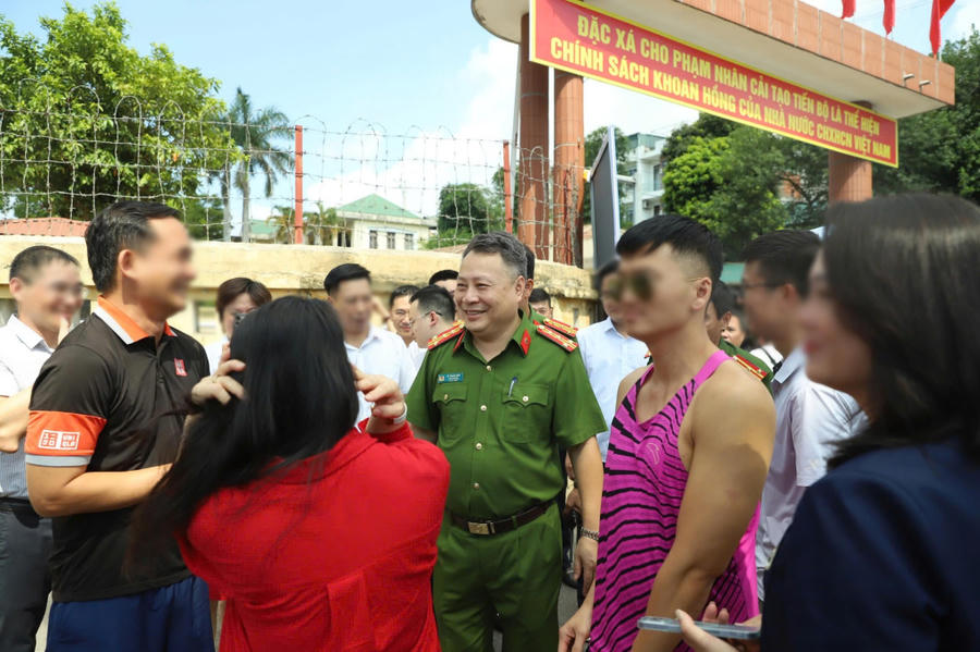 Người được đặc xá trở về trong vòng tay người thân.