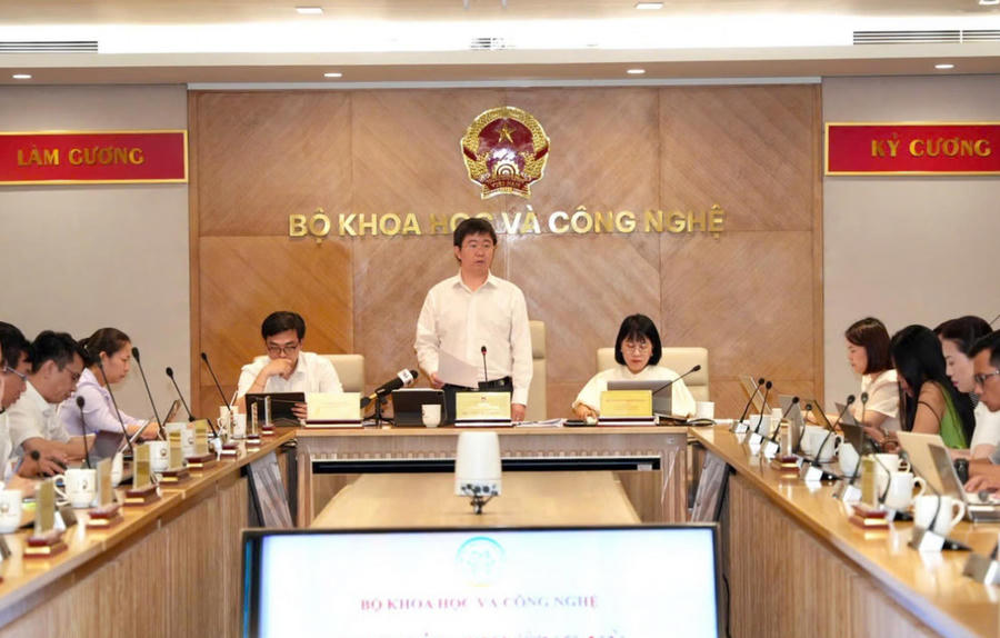 Thứ trưởng Bùi Hoàng Phương chủ trì buổi họp báo. Ảnh: Bộ Kh&CN.