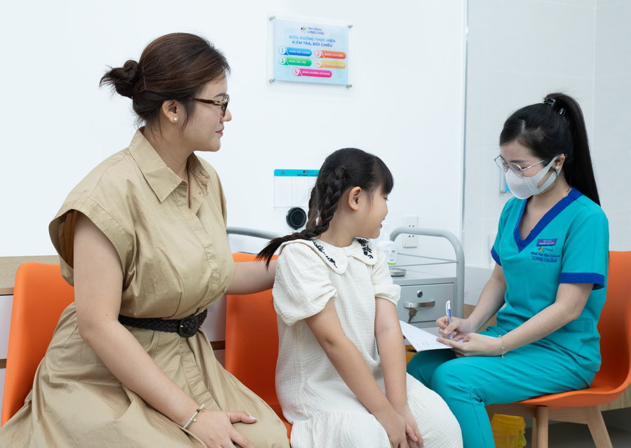 Theo chuyên gia y tế, việc tiêm vaccine càng sớm, đặc biệt trong giai đoạn 9-14 tuổi, càng giúp nâng cao hiệu quả phòng bệnh, bảo vệ cơ thể từ sớm. Ảnh: Hoàng Khánh