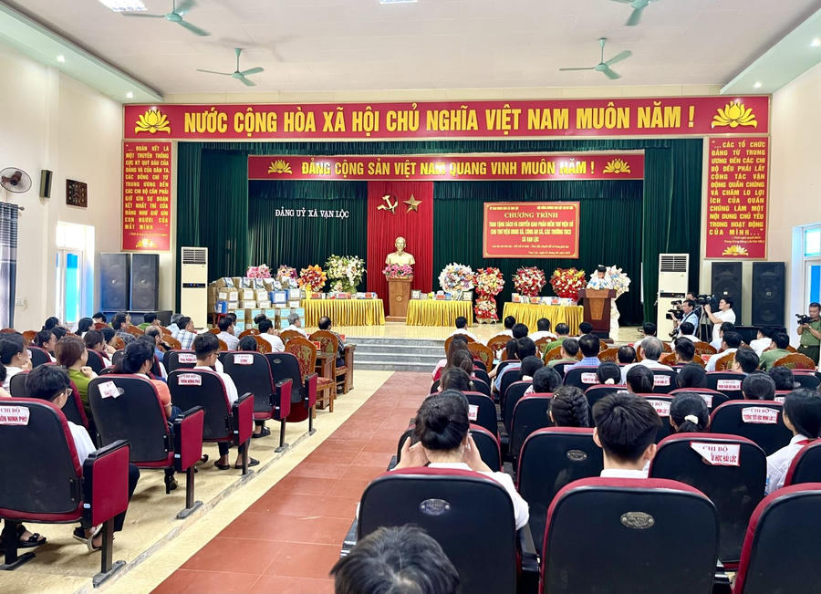 Toàn cảnh chương trình tặng sách. (Ảnh: CATH)