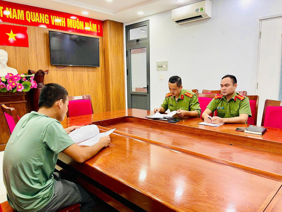 Xử phạt hộ kinh doanh sử dụng máy POS để thực hiện các giao dịch quẹt thẻ nhằm hợp thức hóa dòng tiền - Ảnh Công an TP Đà Nẵng.