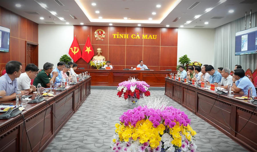 Quang cảnh buổi làm việc giữa UBND tỉnh Cà Mau, Tổng công ty Cảng hàng không Việt Nam (ACV) và các đơn vị liên quan về tiến độ triển khai dự án mở rộng, nâng cấp Cảng hàng không Cà Mau.