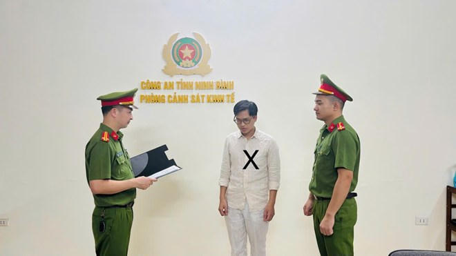 Khởi tố bị can đối với Mai Xuân Chiến về hành vi xâm phạm quyền sở hữu công nghiệp. Ảnh: Công an Ninh Bình