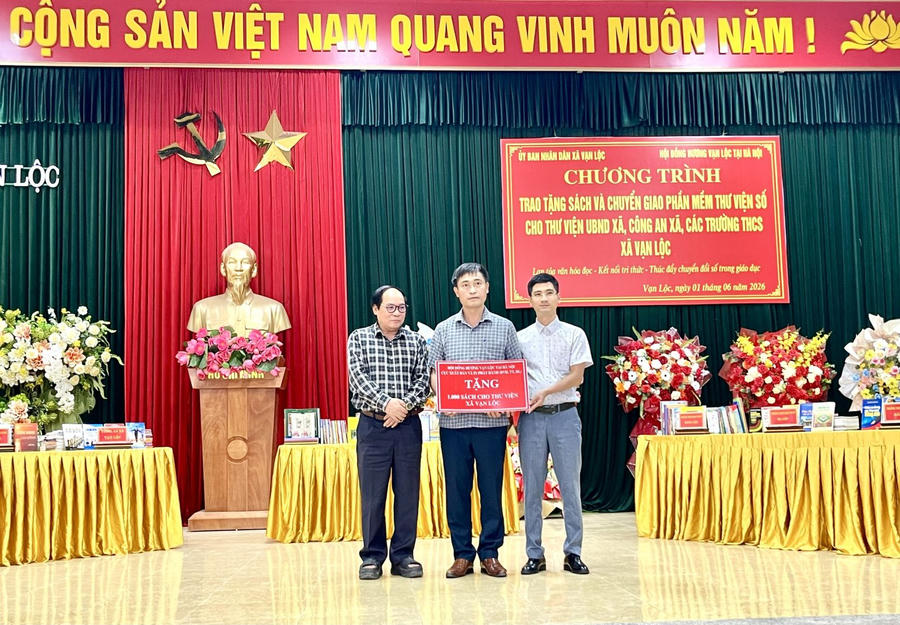 Đại diện các tổ chức trao biểu trưng tặng sách cho chính quyền xã Vạn Lộc. (Ảnh: CATH)