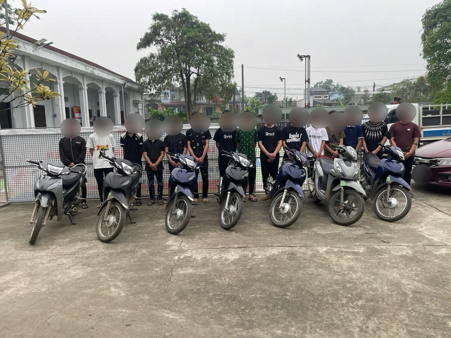 Nhóm đối tượng bị bắt giữ cùng tang vật. Ảnh: CA Phú Thọ