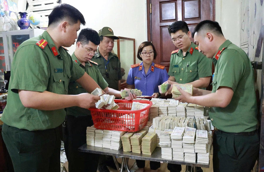 Lực lượng công an khám xét, thu giữ tài liệu và tiền mặt phục vụ điều tra. Ảnh: Công an tỉnh Lạng Sơn