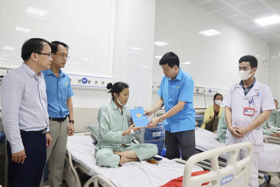 Điểm tựa vững chắc, đồng hành cùng người lao động vượt qua nghịch cảnh, bệnh tật.