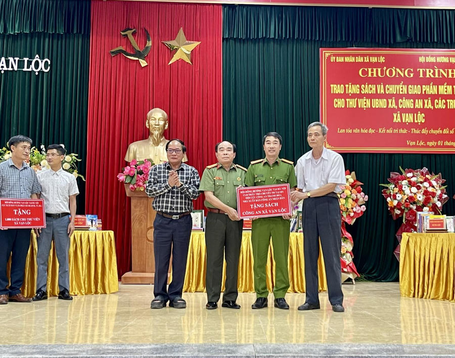 Các tổ chức trao biểu trưng tặng sách cho Công an xã Vạn Lộc. (Ảnh: CATH)
