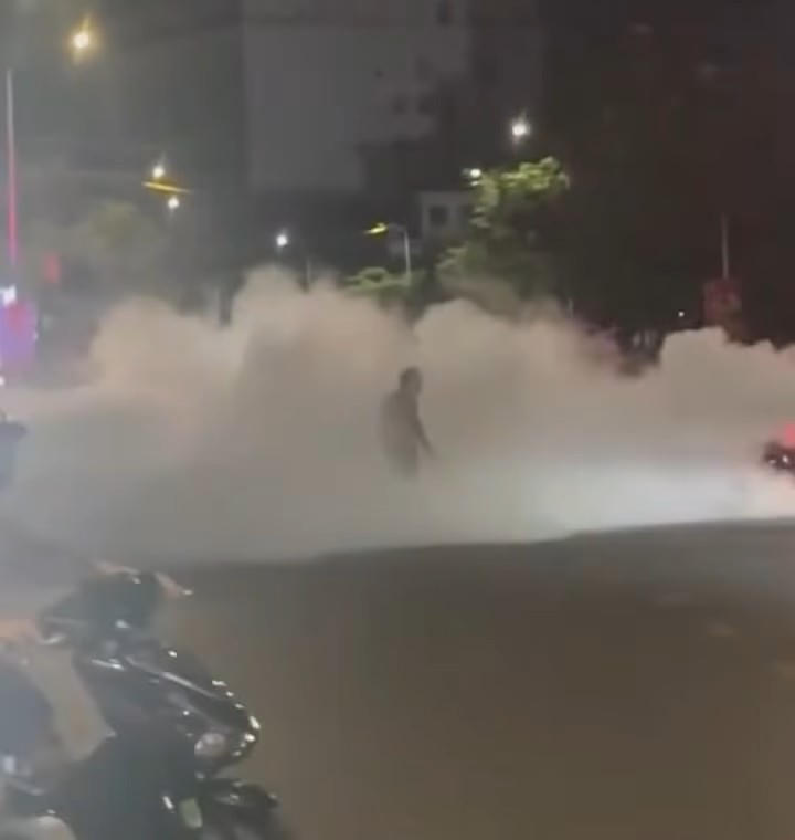 Đối tượng dùng hung khí gây thương tích cho người đi đường. (Ảnh: Cắt từ clip)