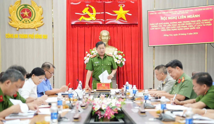 Đại tá Lâm Văn Long, Phó Giám đốc Công an thành phố Đồng Nai chủ trì hội nghị. 
