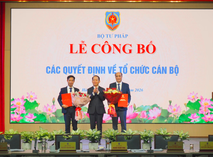 Bộ trưởng Hoàng Thanh Tùng trao Quyết định cho 02 đồng chí Tô Văn Hoà (phải) và đồng chí Nguyễn Tiến Hưởng. Ảnh P.Mai