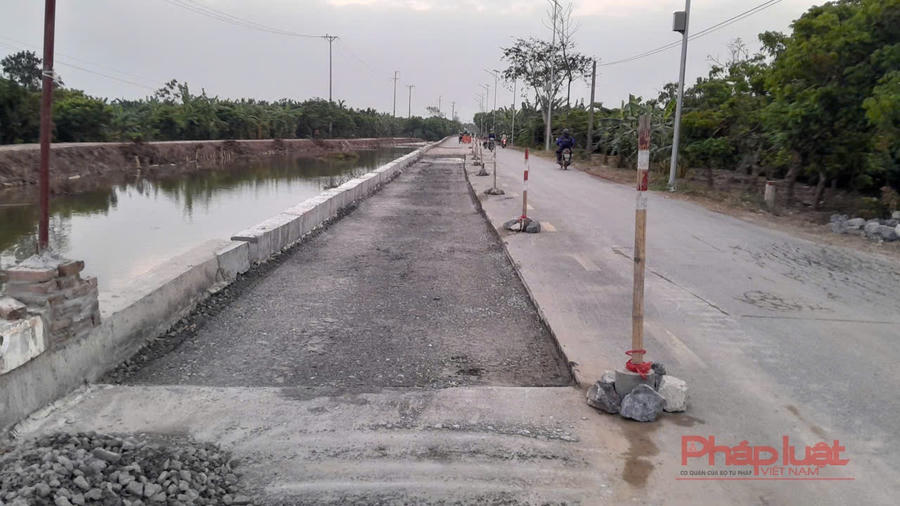 Hiện đơn vị thi công tìm cách khắc phục lại những đoạn sụt lún.