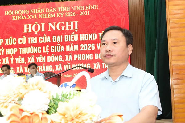 Ông&nbsp;Hoàng Nguyên Dự, Ủy viên BTV Tỉnh ủy, Phó Bí thư Thường trực Đảng ủy các cơ quan Đảng tỉnh phát biểu tại buổi tiếp xúc cử tri.