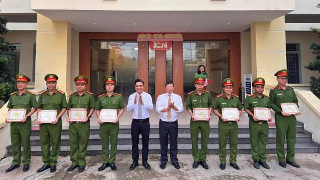 Bí thư Đảng ủy và Chủ tịch UBND xã Tân Vĩnh Lộc trao giấy khen biểu dương các tập thể, cá nhân có thành tích xuất sắc trong công tác bảo đảm an ninh trật tự