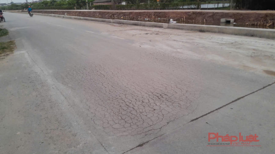 Tình trạng đoạn đường từ đường ĐT.377 đến đường ĐH.54&nbsp;trên địa bàn xã Triệu Việt Vương đang bị sụt lún nghiêm trọng được phát hiện vào khoảng cuối 2025 khi mới hoàn thành.