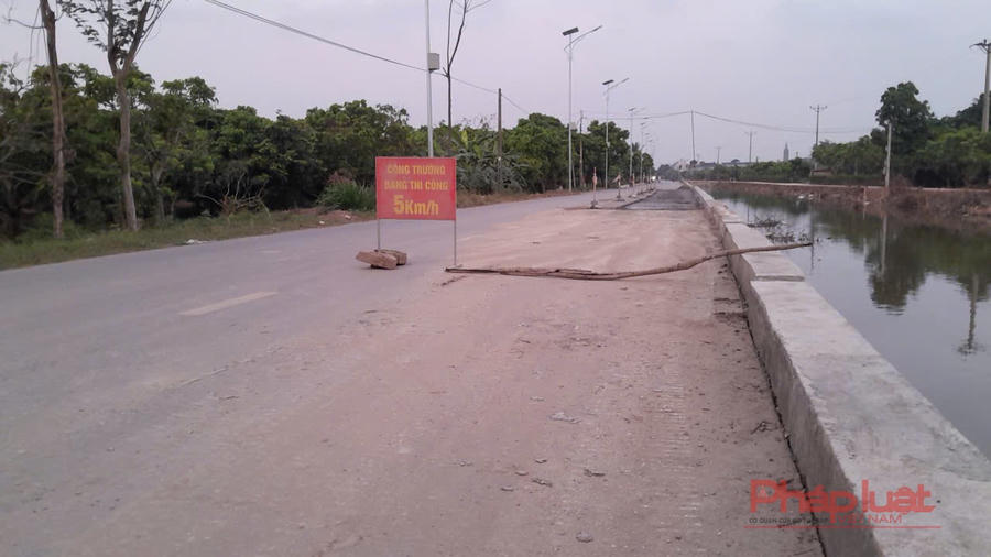 Tình trạng đoạn đường từ đường ĐT.377 đến đường ĐH.54&nbsp;trên địa bàn xã Triệu Việt Vương đang bị sụt lún nghiêm trọng được phát hiện vào khoảng cuối 2025 khi mới hoàn thành.