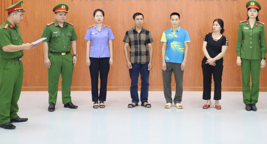 Cơ quan Cảnh sát điều tra Công an tỉnh Bắc Ninh tống đạt quyết định và lệnh đối với: Chu Trọng Hân (áo sơ mi kẻ), Thân Văn Trưởng (áo phông xanh) và Lê Thị Hoan.